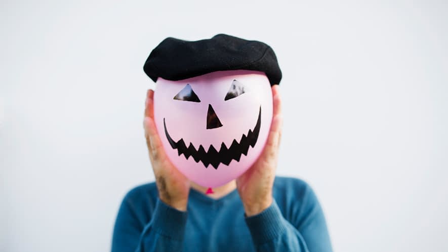 Mann mit Luftballon vor dem Gesicht