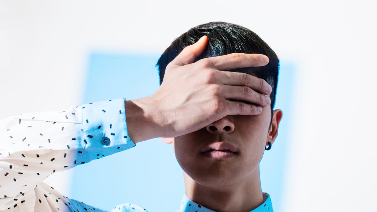 Mann mit Hand vor den Augen