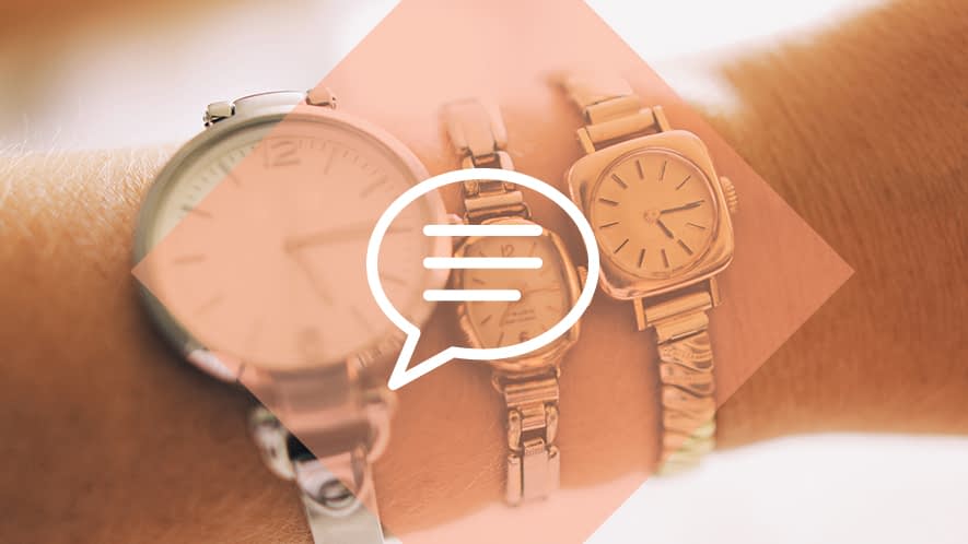 Drei Armbanduhren an Frauenarm