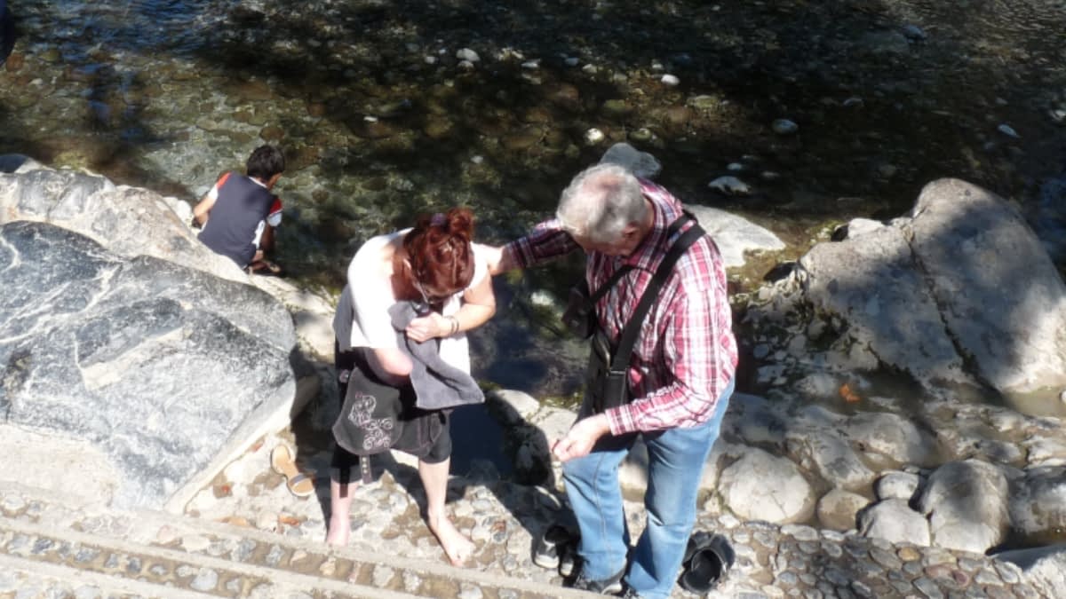 Heike barfuß am Bach