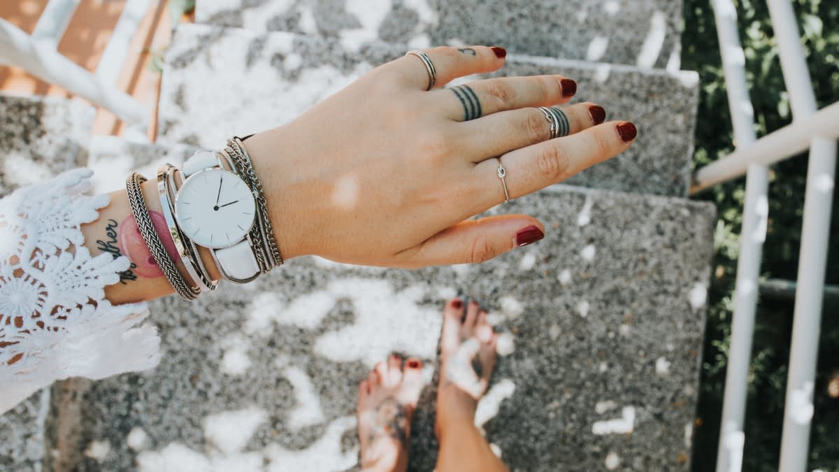 Uhr an Handgelenk von Frau von oben