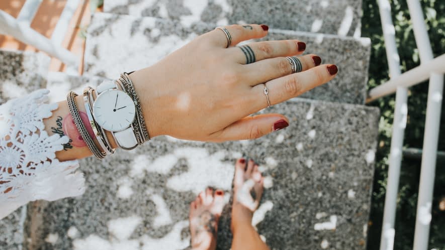 Uhr an Handgelenk von Frau von oben