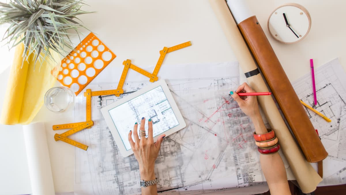 Frau zeichnet an Plan