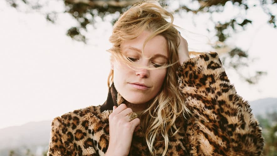 Frau, die sich den Kopf hält