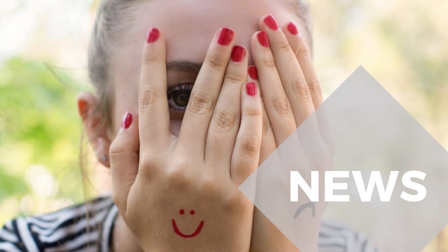 Mädchen mit Smileys auf den Händen