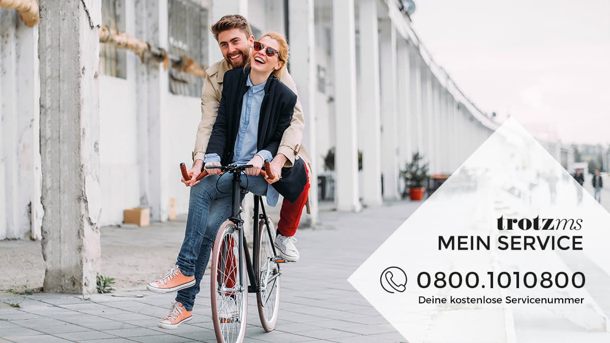 Junges Paar auf Fahrrad