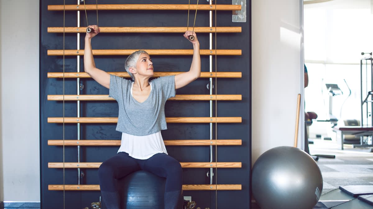 Frau, die Kraftübungen macht