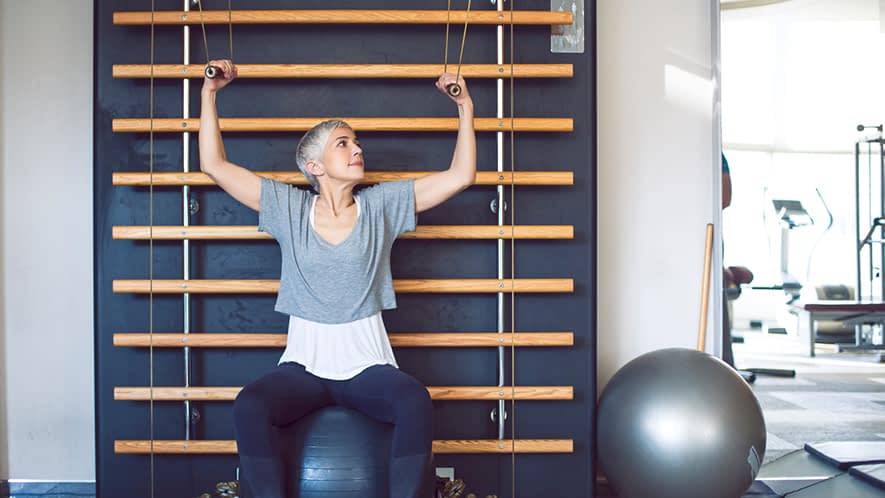Frau, die Kraftübungen macht