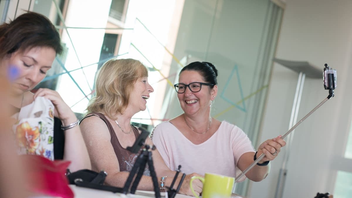 MS-Betroffene Steffi und Sandra mit Selfie-Stick MS-Betroffene Steffi und Sandra mit Selfie-Stick