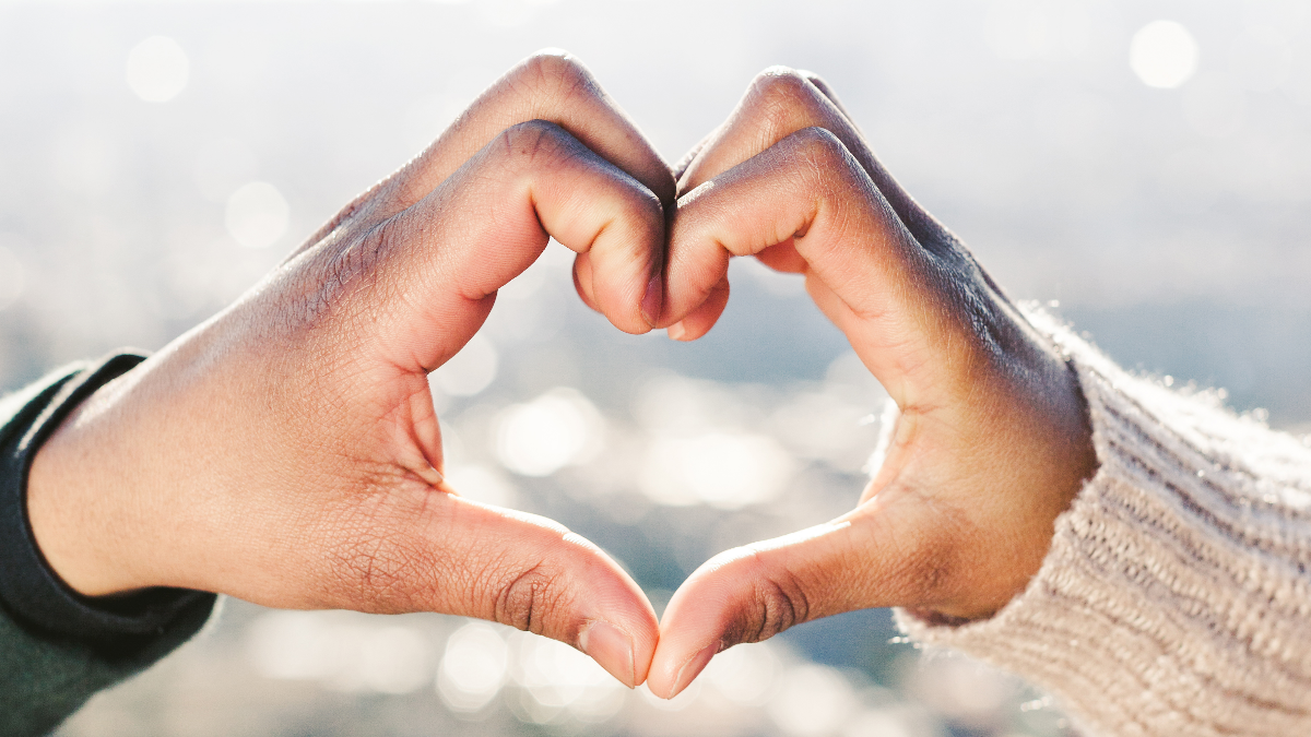 Zwei Hände formen ein Herz Zwei Hände formen ein Herz