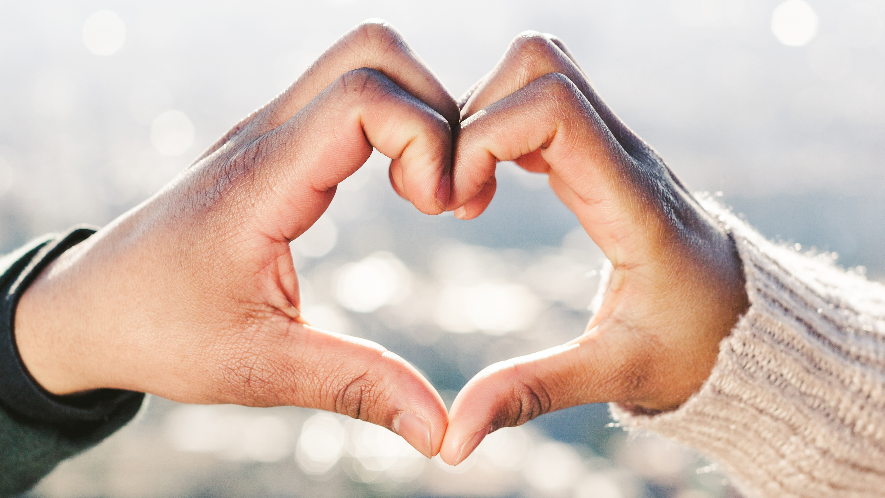 Zwei Hände formen ein Herz