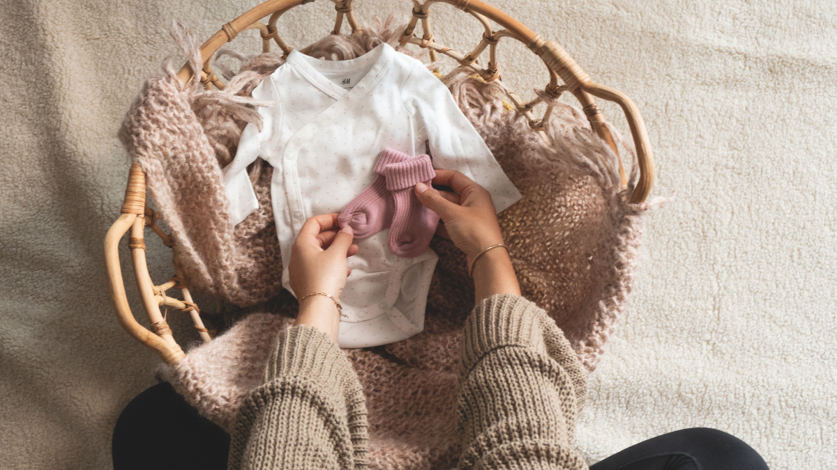 Laura hält Baby-Söckchen in der Hand