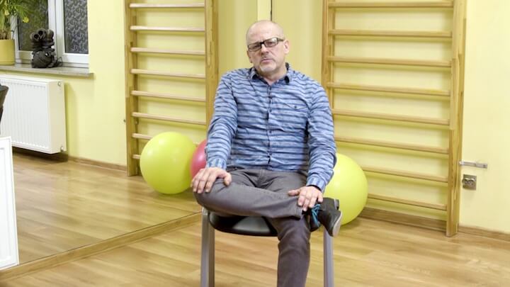 Siedzenie z nogą na nogę