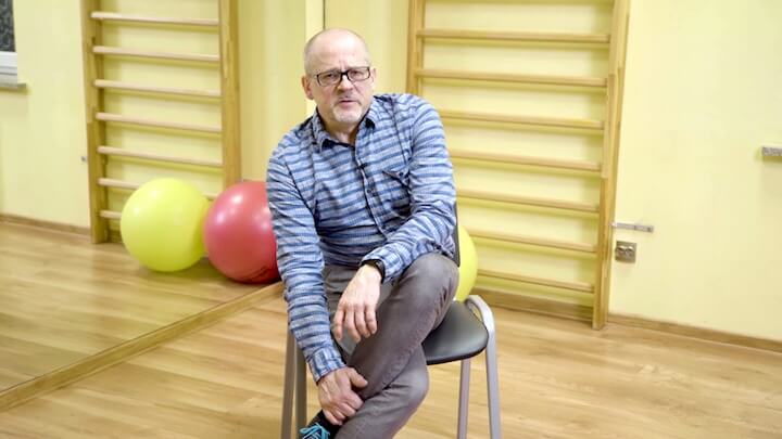 Siedzenie z nogą na nogę (damski sposób)