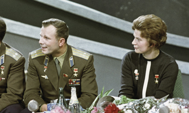 Complejo Militar-Industrial, Yuri Gagarin y Valentina Tereshkova, el primer hombre y la primera mujer en el espacio, Unión Soviética, 1964. Fuente: RIA, Wikipedia Commons, archivo RIA Novosti, imagen #628703 / Khalip / CC-BY-SA 3.0, StudySmarter.