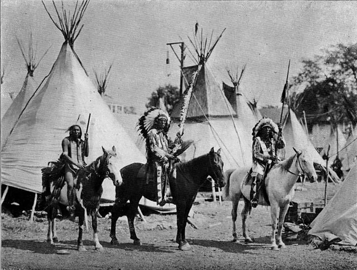 El Jefe de Guerra Nube Roja Nube Roja montado a caballo y flanqueado por dos compañeros de lucha, StudySmarter