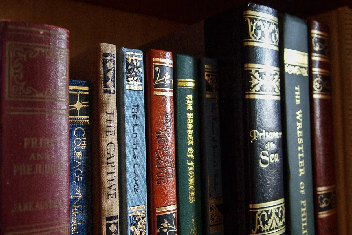 El Libro de Rut, Libros en una estantería, StudySmarter