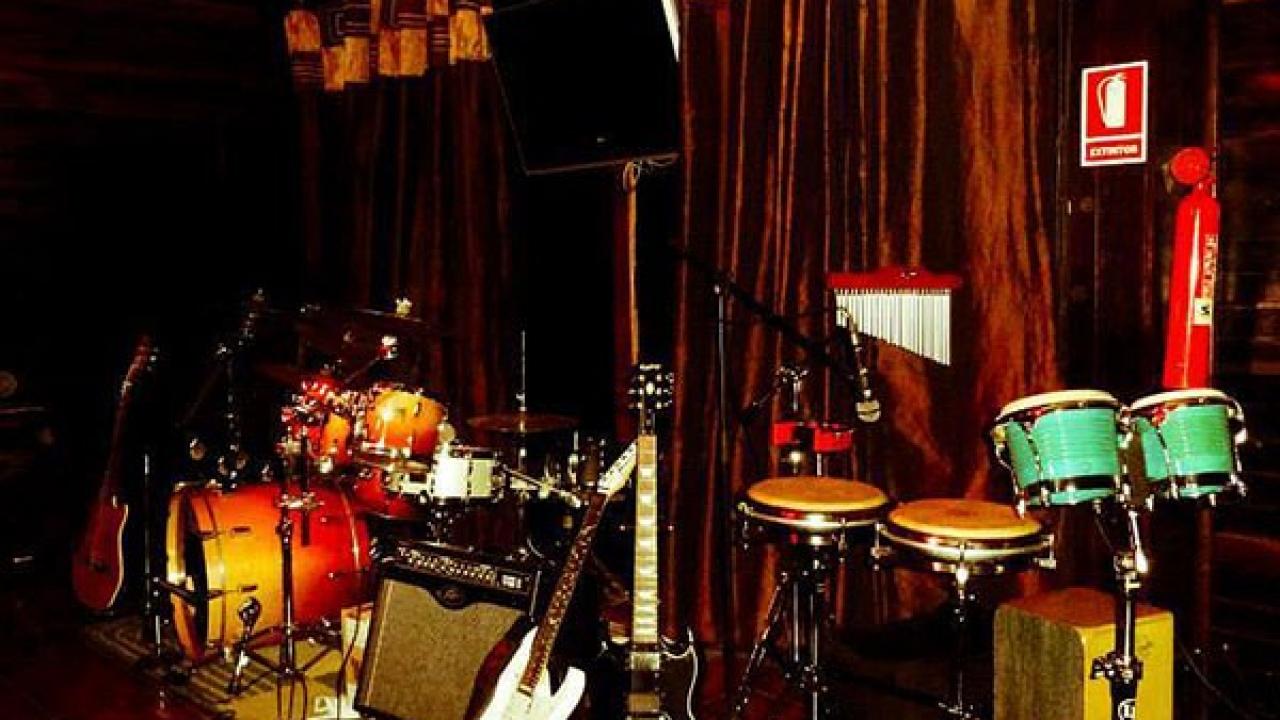 Sala y Karaoke Frontera West