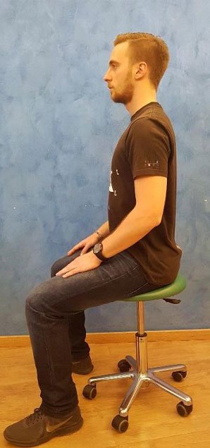 Position d'assise correcte sur la chaise