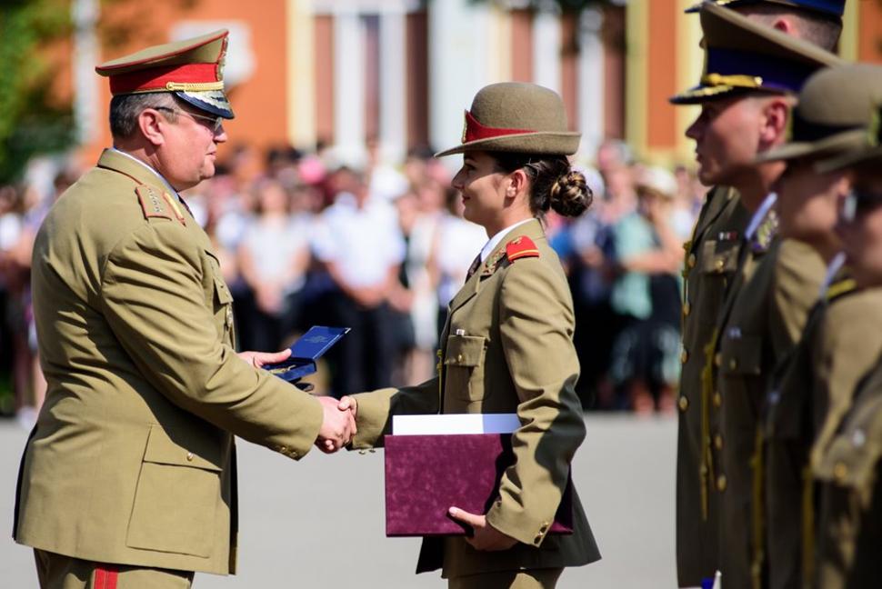 O TanÄƒrÄƒ Din Rovinari È™efÄƒ De PromoÈ›ie La Academia ForÈ›elor Terestre Din Sibiu