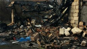 СПЕШНО!!! ДОМЪТ НА ДЯДО НАЙДЕН ИЗГОРЯ ДО ОСНОВИ! | Сайт за дарения | Дарителски кампании | Без комисионна