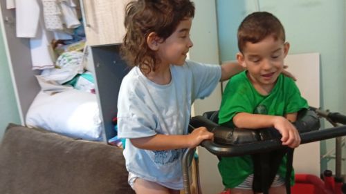 Две деца, близнаци и тяхната самотна майка се нуждаят от нащата помощ | Сайт за дарения | Дарителски кампании | Без комисионна