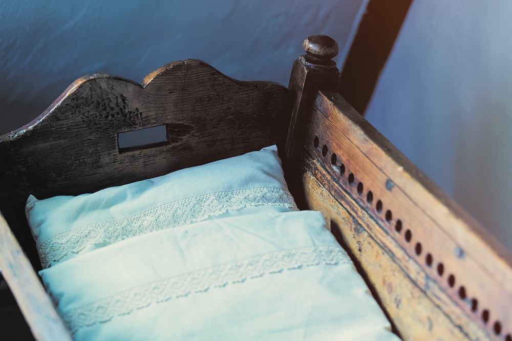 Bedroom decor ideas: an infant cradle