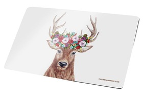 Brettchen Hirsch 'Heimat Liebe' weiß/braun, mit Blumenkranz  Produktbeschreibung: - Made in Germany - feuchtigkeitsabweisend - hitzebeständig - lebensmittelhygienegerecht - abrieb- /säurefest Größe: 23,5 x 14,5 cm