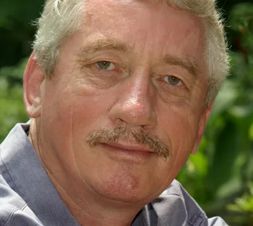 Portrait of Frans de Waal (1948–2024) – memorial page
