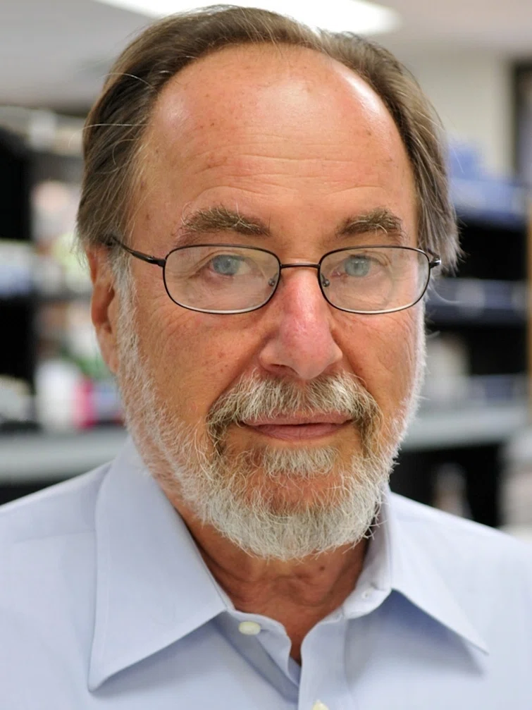 Porträt von David Baltimore (1938–2025) – Gedenkseite