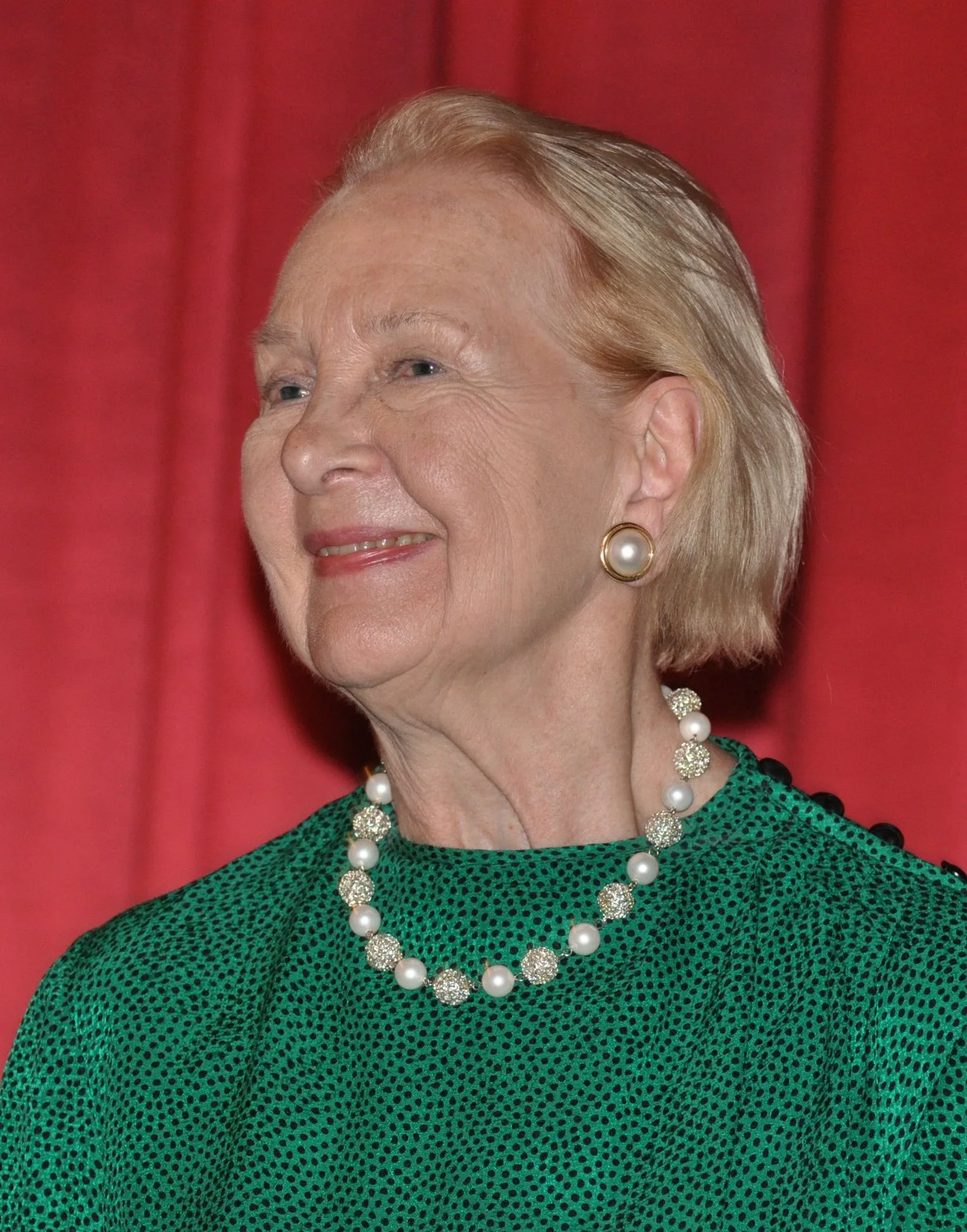 Porträt von Taina Elg (1930–2025) – Gedenkseite