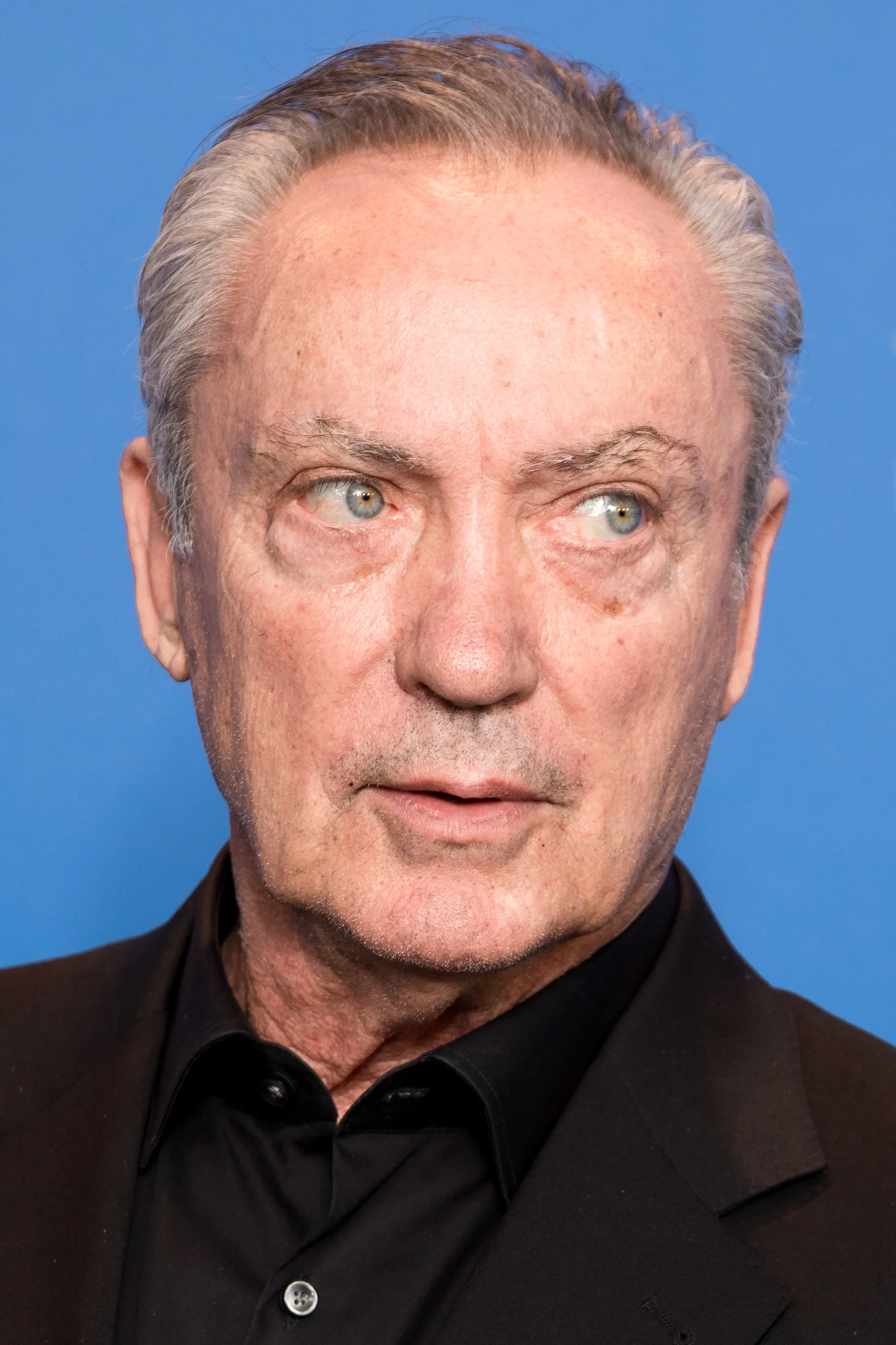 Porträt von Udo Kier (1944–2025) – Gedenkseite