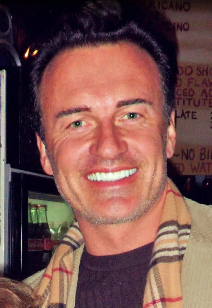 Porträt von Julian McMahon (1968–2025) – Gedenkseite
