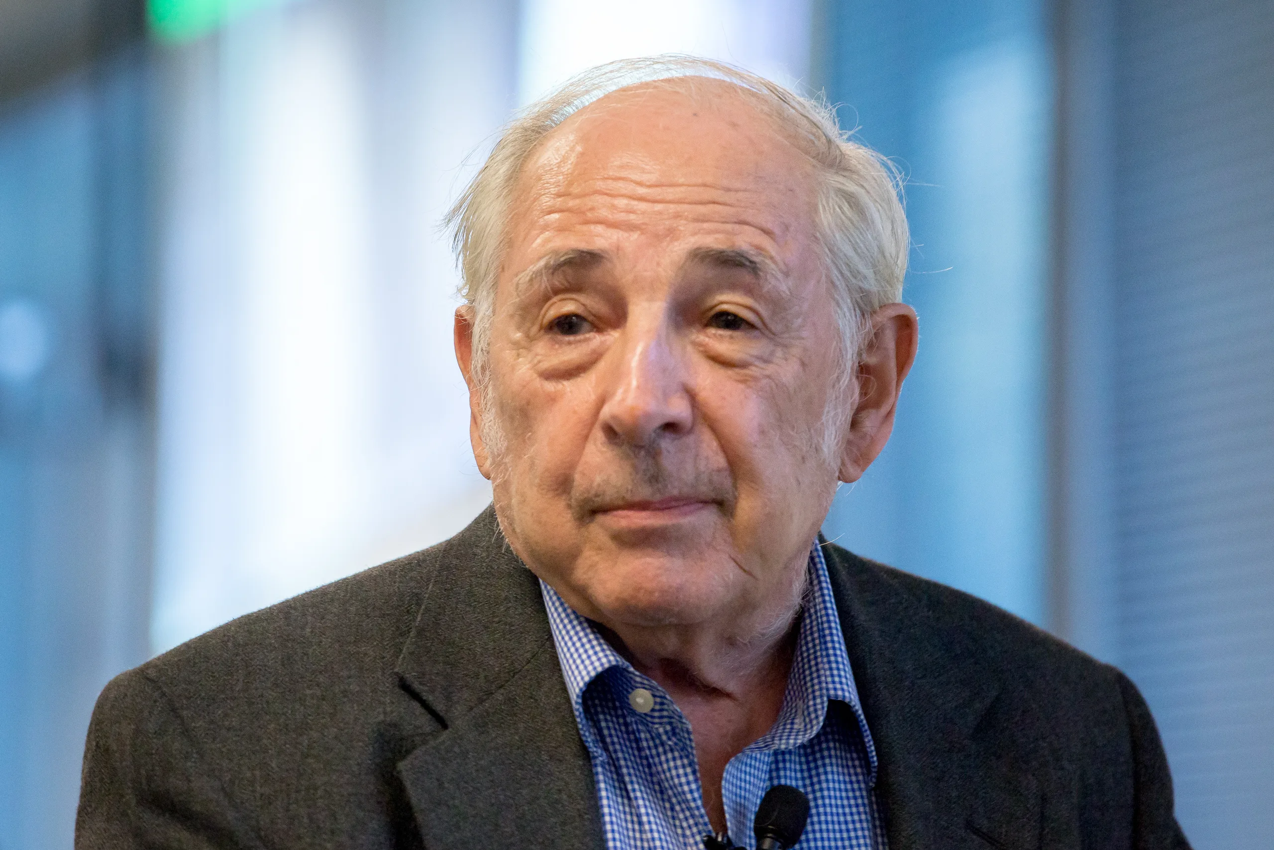 Porträt von John Searle (1932–2025) – Gedenkseite