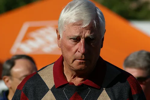 Porträt von Bob Knight (1940–2023) – Gedenkseite