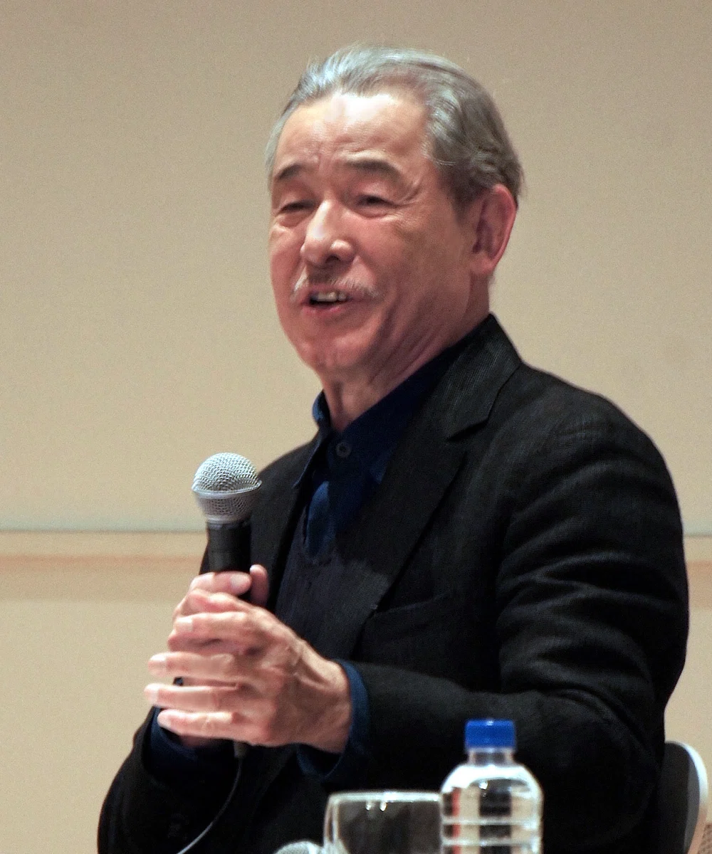 Porträt von Issey Miyake (1938–2022) – Gedenkseite