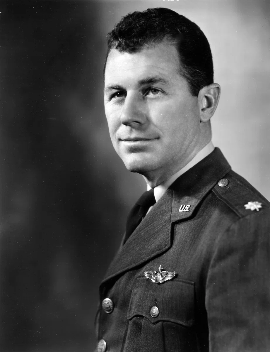 Porträt von Chuck Yeager (1923–2020) – Gedenkseite