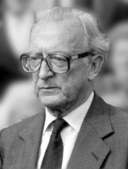 Porträt von Peter Carington, 6. Baron Carrington (1919–2018) – Gedenkseite