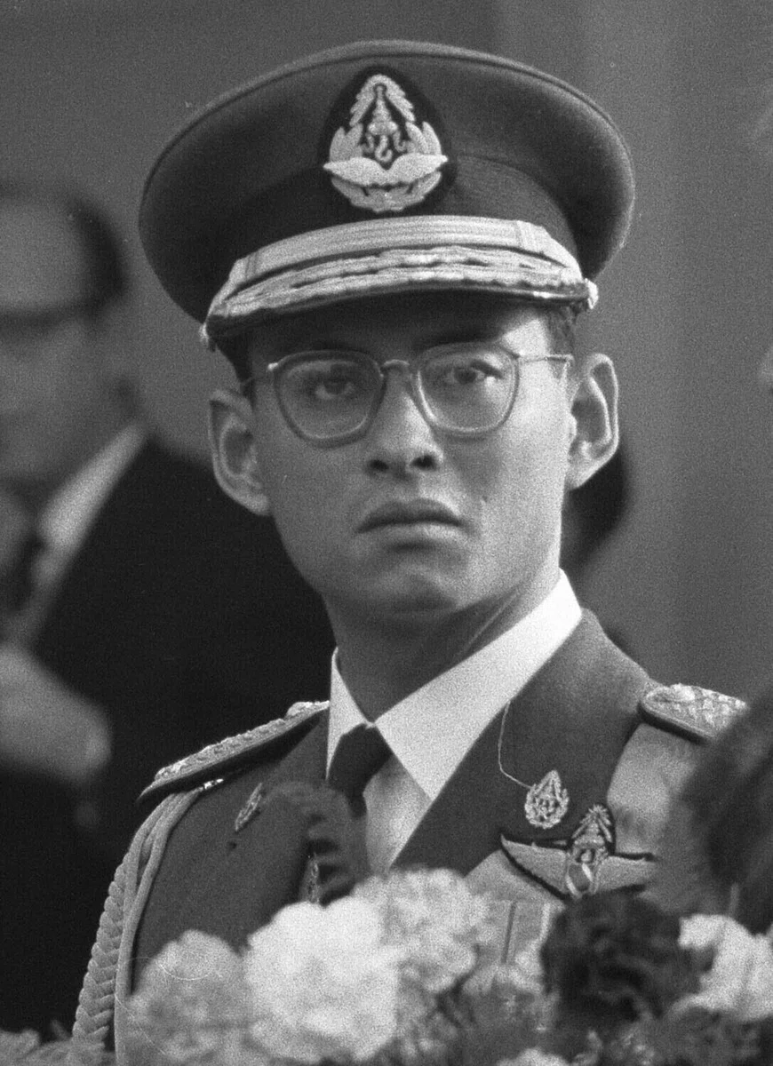 Porträt von Bhumibol Adulyadej (1927–2016) – Gedenkseite