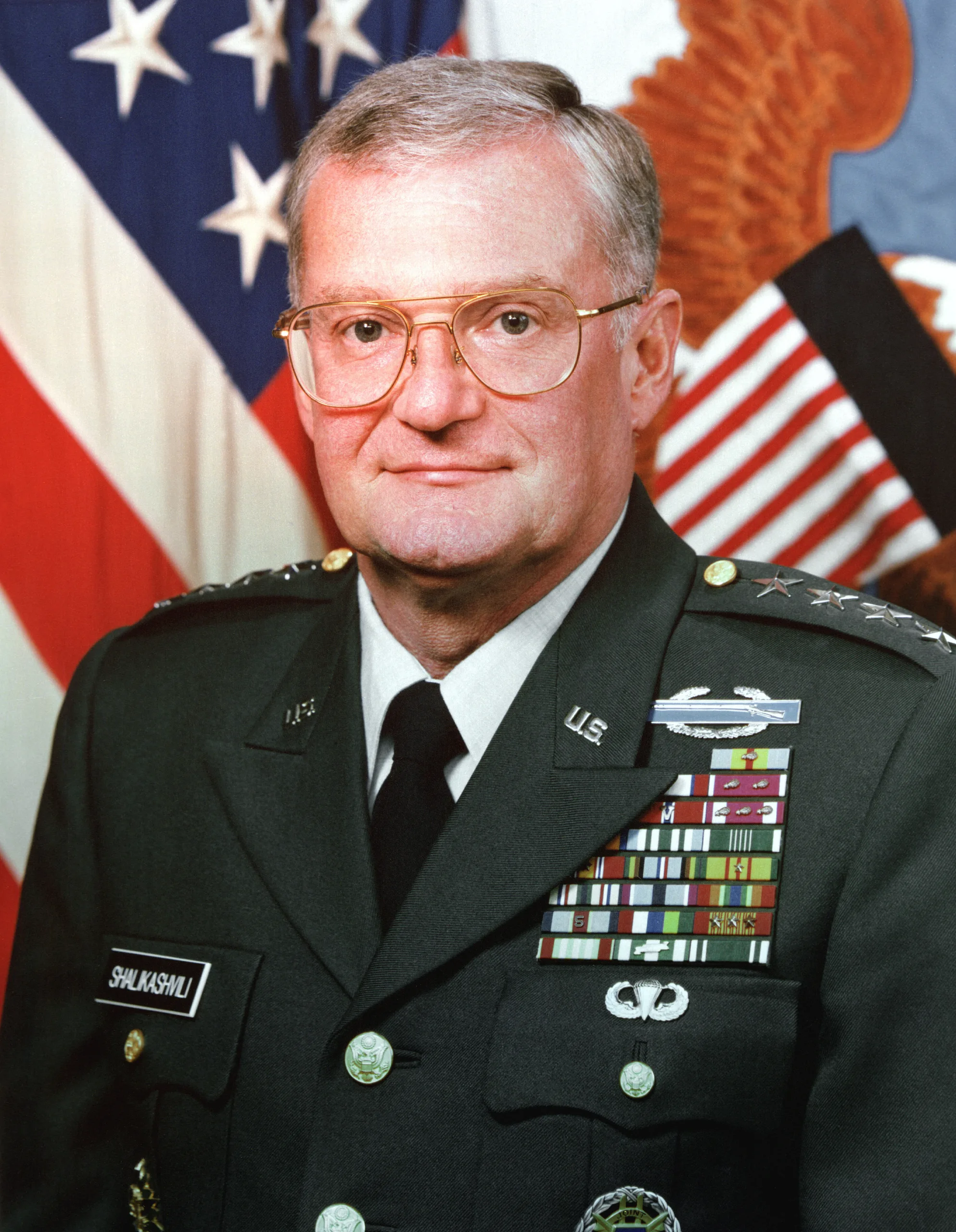 Porträt von John M. Shalikashvili (1936–2011) – Gedenkseite