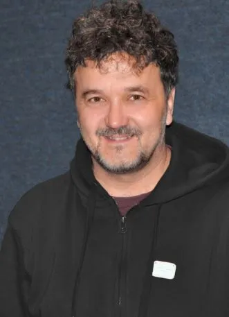 Porträt von Péter Scherer (1961–2026) – Gedenkseite