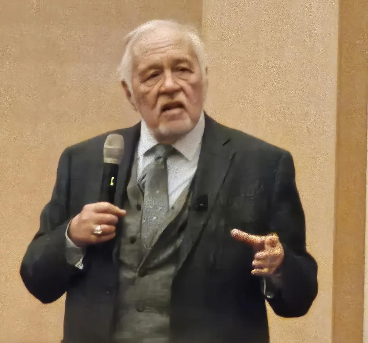 Porträt von İlber Ortaylı (1947–2026) – Gedenkseite