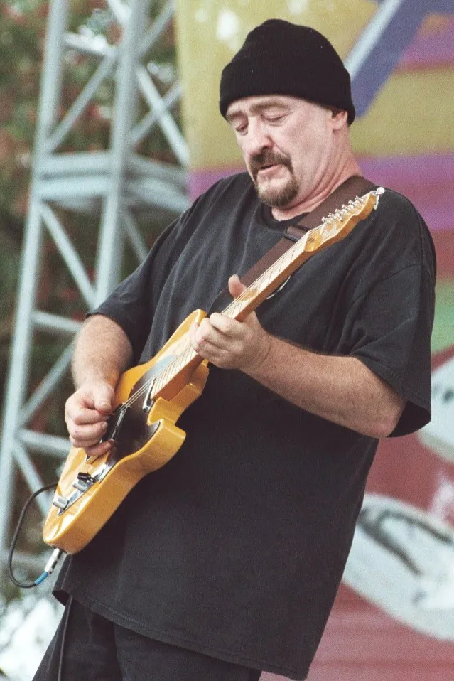 Portrait of Dave Mason (1946–2026) – memorial page