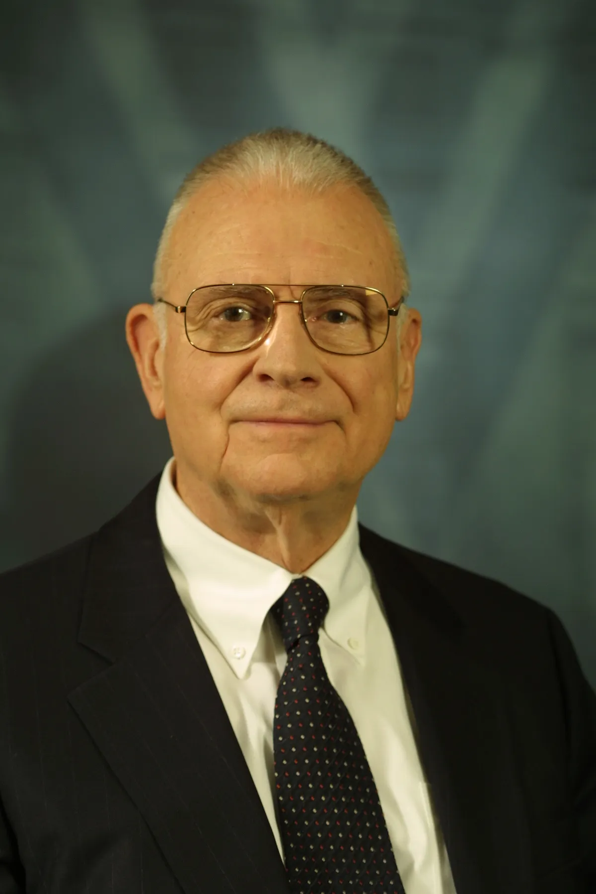 Porträt von Lee H. Hamilton (1931–2026) – Gedenkseite