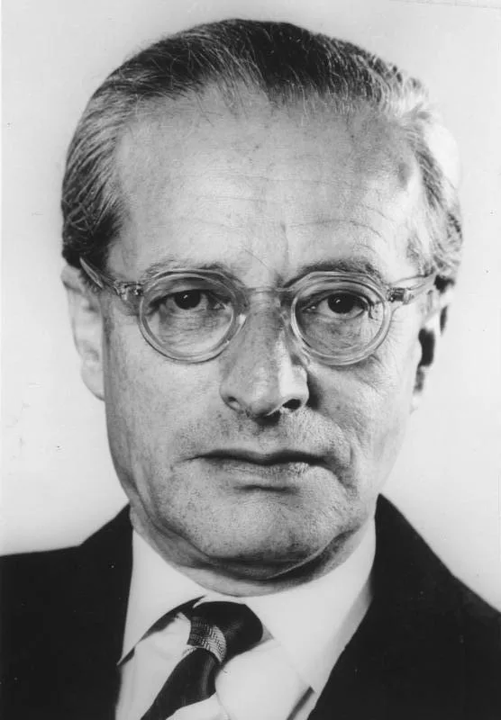 Portrait of Walter Strauß (1900–1976) – memorial page