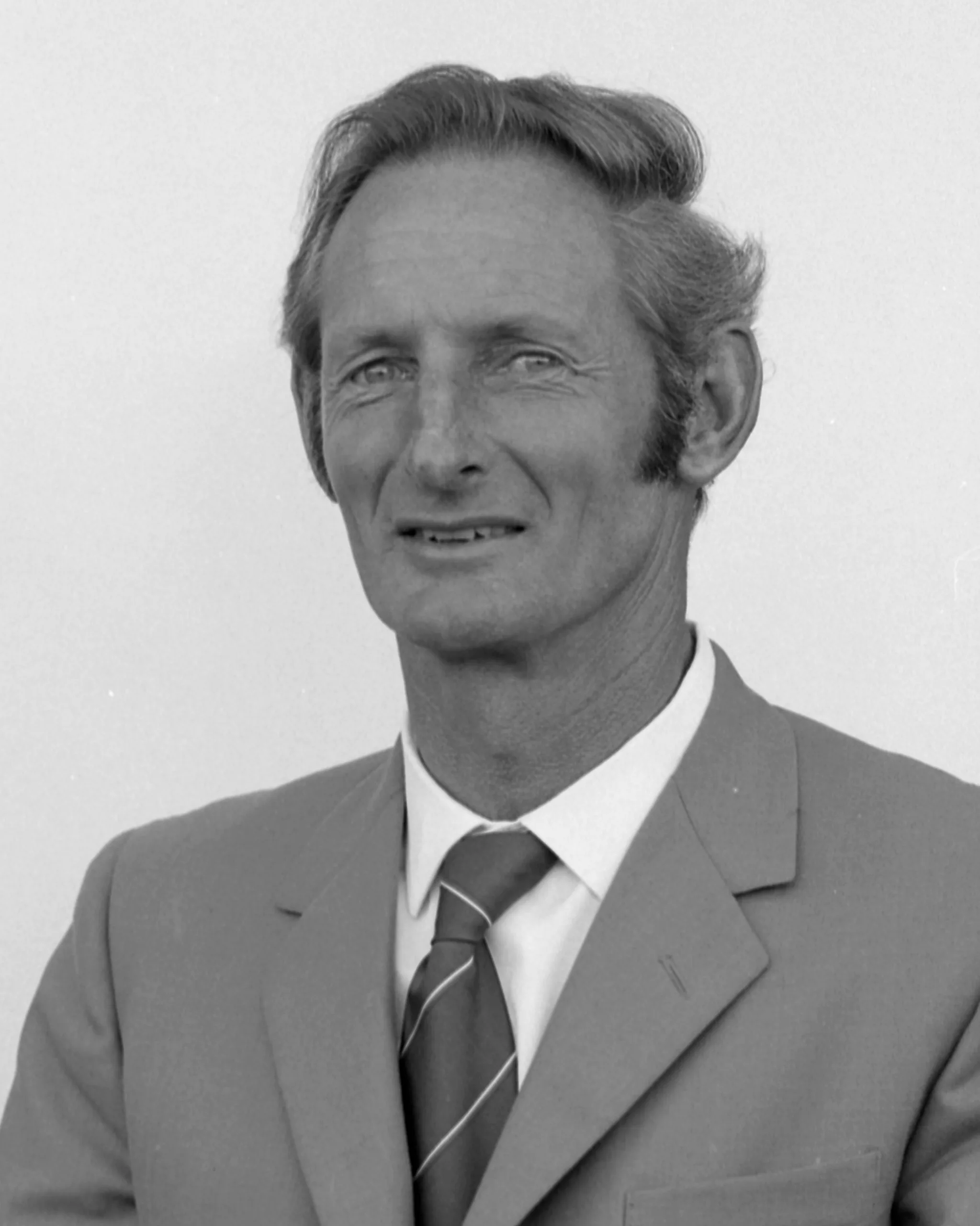 Porträt von Vern Clark (1923–2022) – Gedenkseite