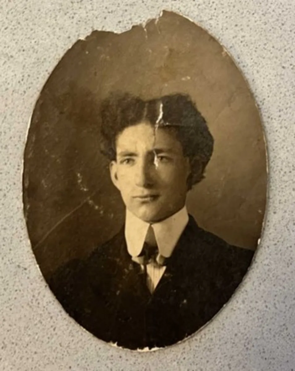 Porträt von Claude Ernest Holmes (1881–1953) – Gedenkseite