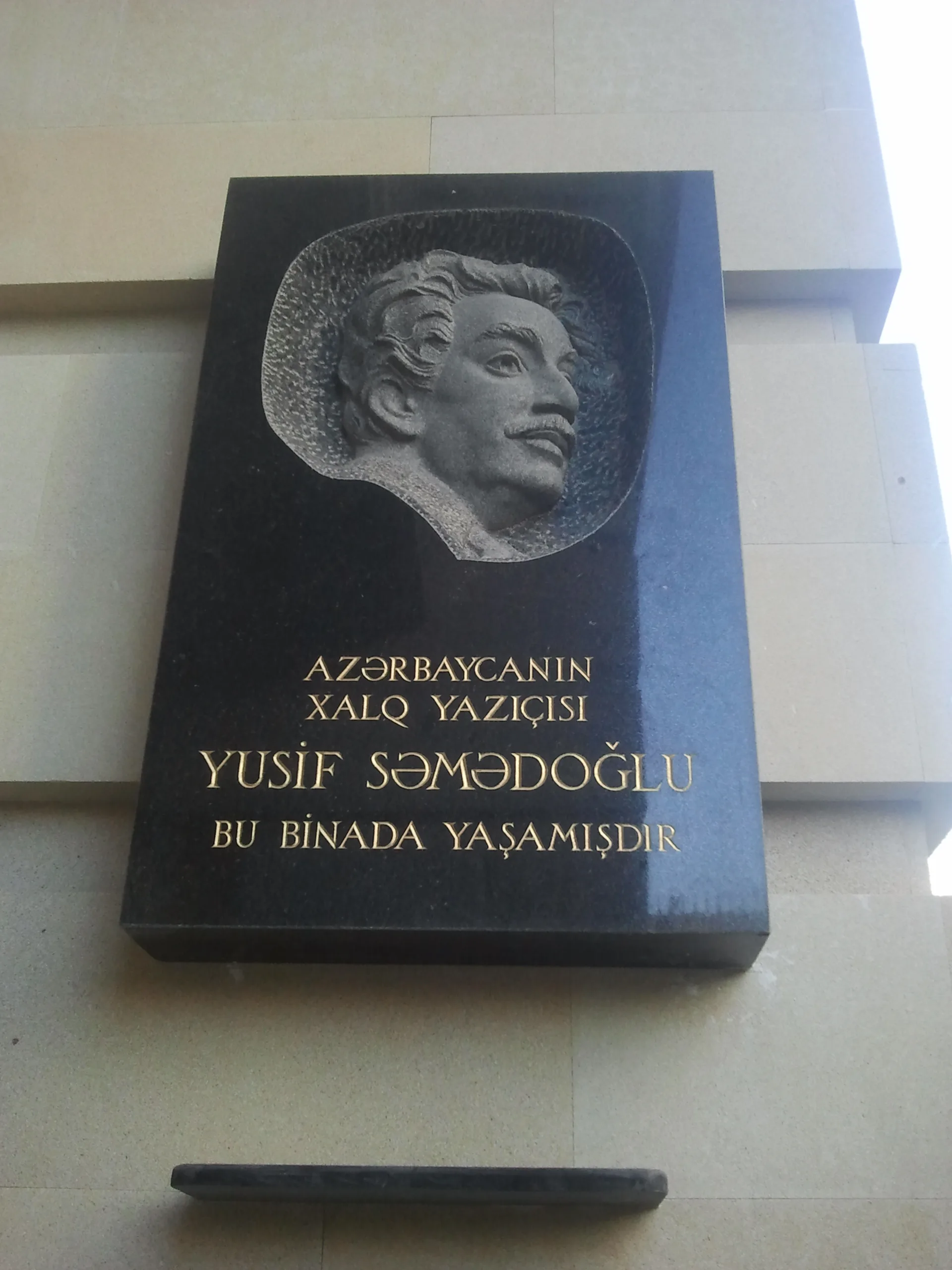 Porträt von Yusif Səmədoğlu (1935–1998) – Gedenkseite