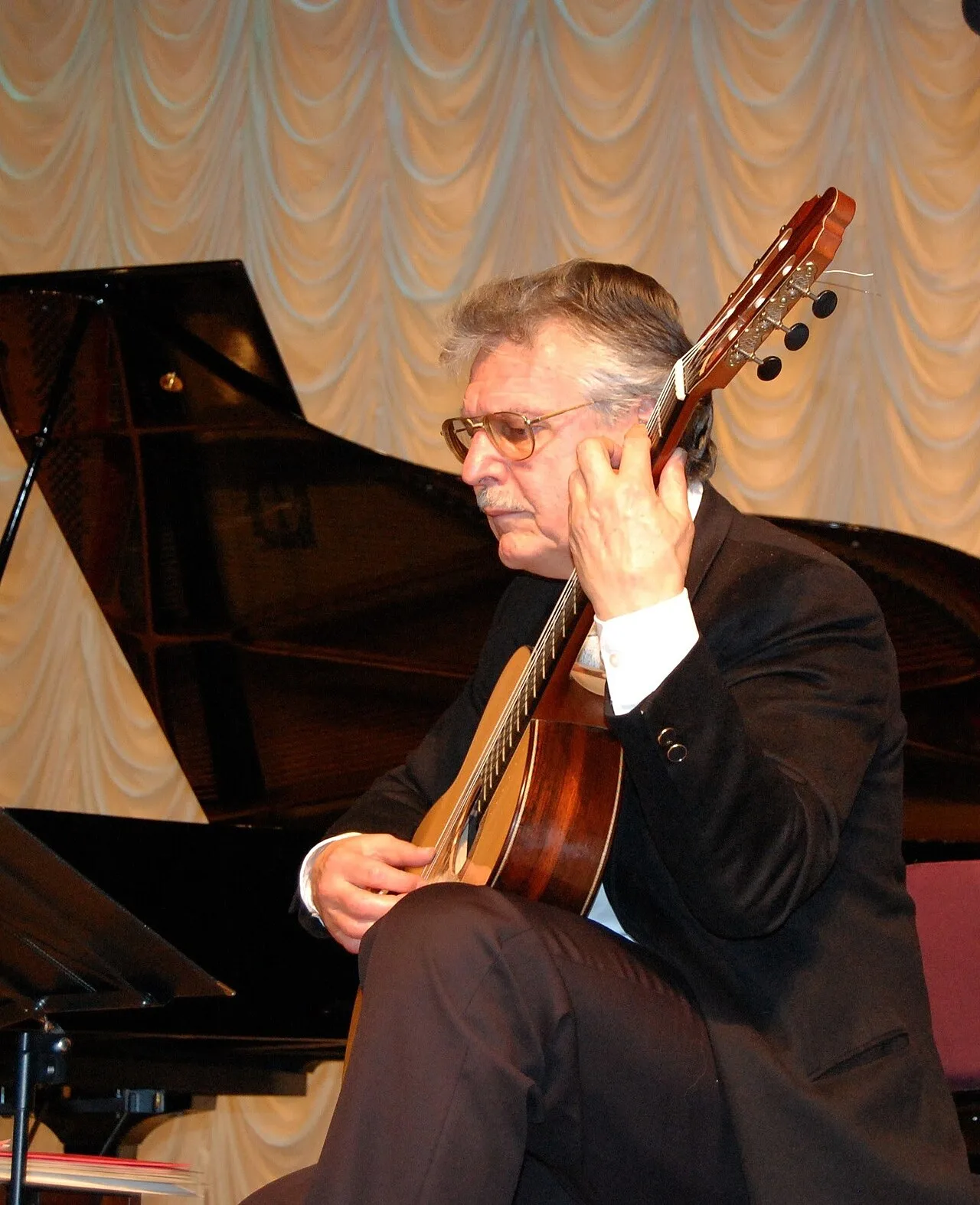 Porträt von Leo Witoszynskyj (1941–2008) – Gedenkseite