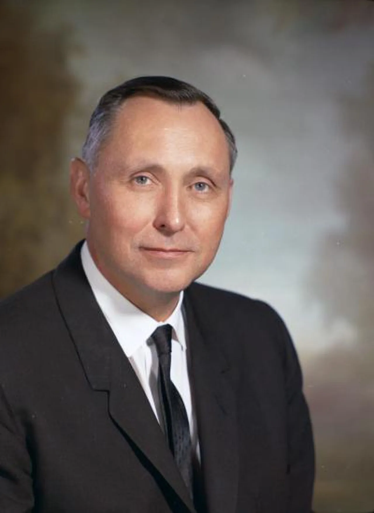 Portrait of Wilbur G. Hallauer (1914–2013) – memorial page